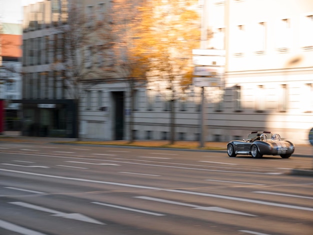 Foto primer plano de un automóvil en la carretera