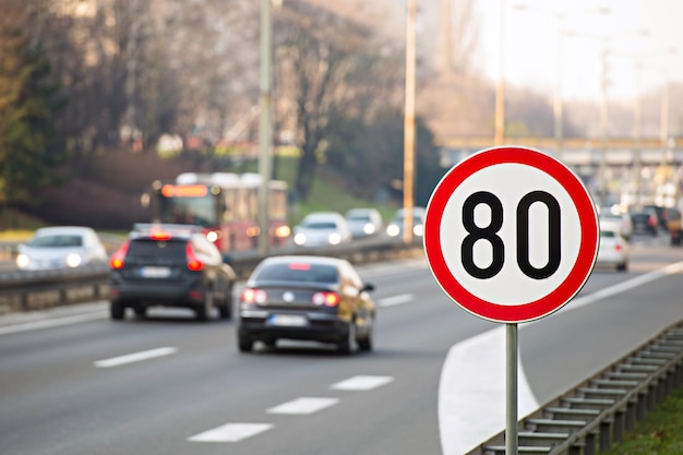 Primer plano de un automóvil en la carretera