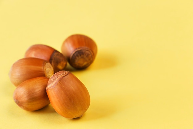 Foto un primer plano de las avellanas sobre un fondo amarillo