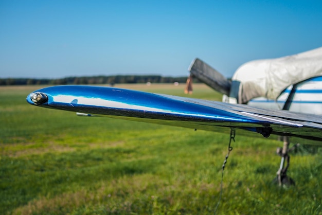 Foto primer plano de un avión en el campo contra el cielo