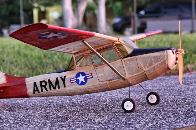 Foto primer plano de un avión modelo en el parque