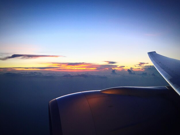 Foto primer plano de un avión recortado contra el cielo azul