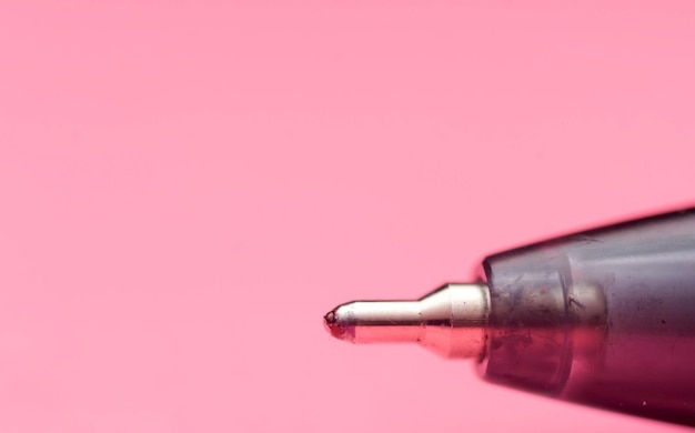 Primer plano del avión sobre un fondo rosado