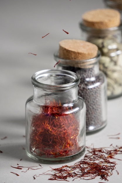 Foto primer plano de azafrán e ingredientes en botellas pequeñas