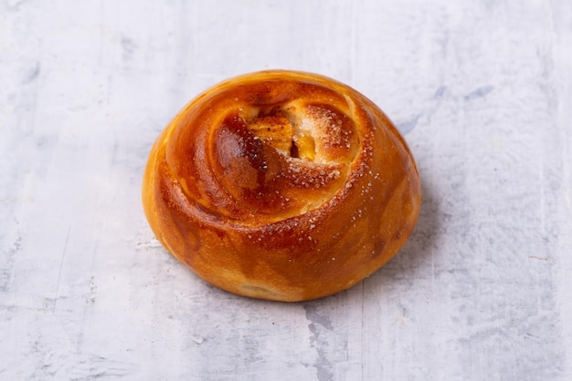 Primer plano de un bagel sobre una superficie blanca