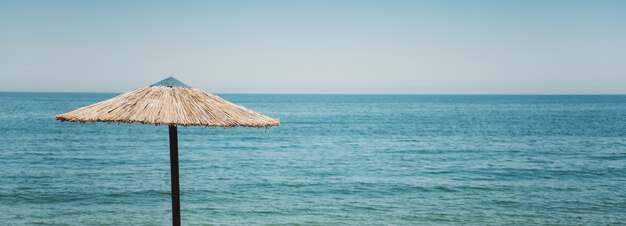 Primer plano, de, bambú, sombrilla de playa