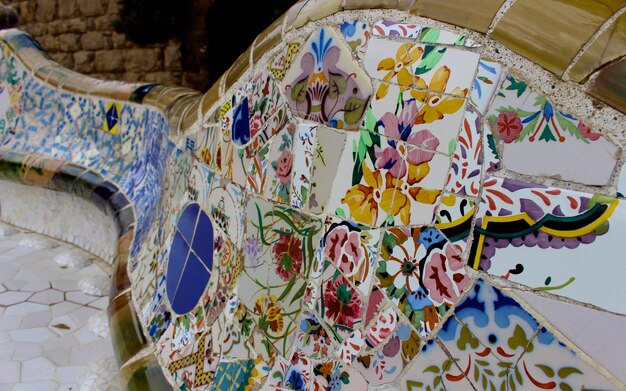 Primer plano de un banco de azulejos de mosaico en el parque Guell