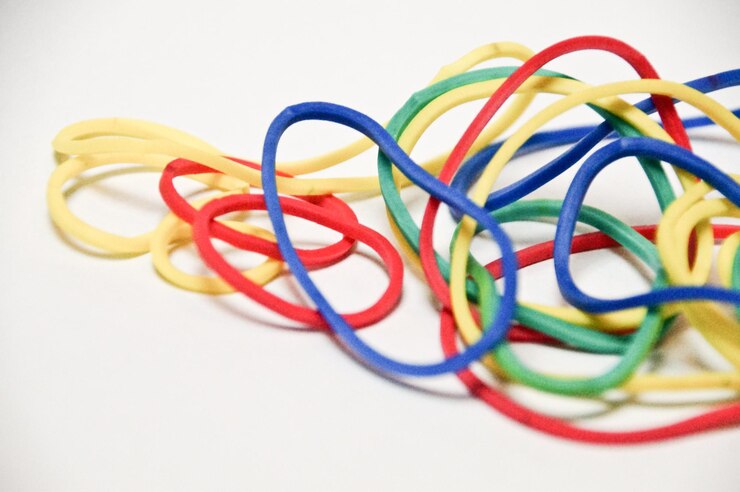 Foto primer plano de bandas de goma de colores sobre un fondo blanco