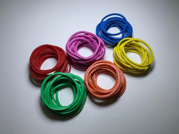 Primer plano de bandas de goma de colores sobre un fondo gris