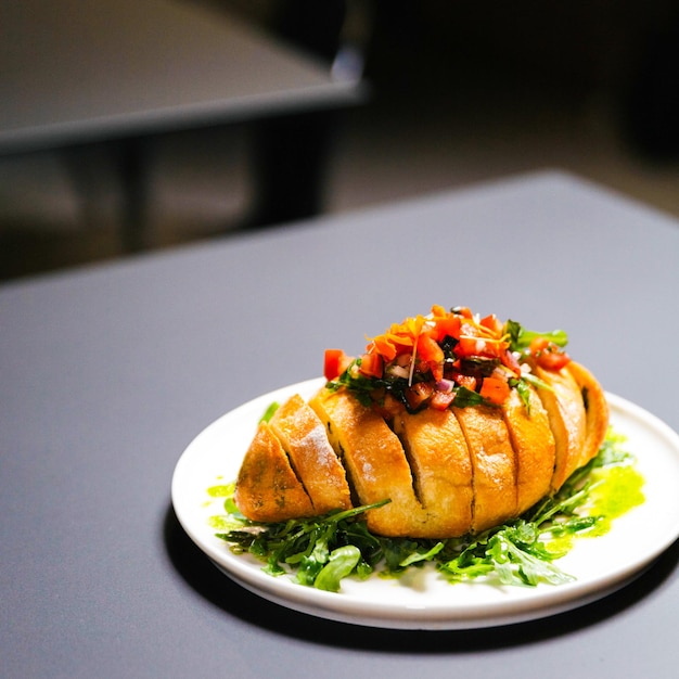 Primer plano de la bandeja de desayuno con croissant