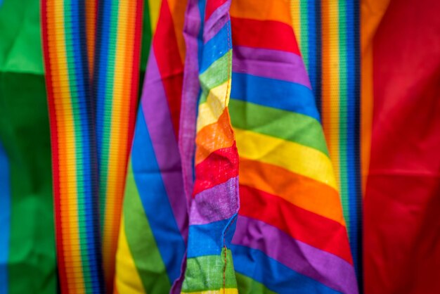 Primer plano de la bandera del arco iris