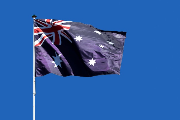 Primer plano de una bandera australiana ondeando en lo alto de su asta