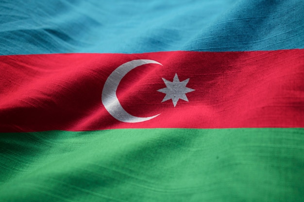 Foto primer plano de la bandera de azerbaiyán con volantes, bandera de azerbaiyán soplando en el viento