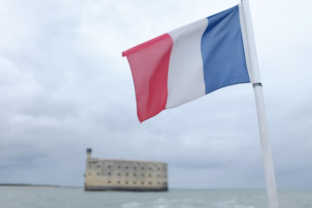 Primer plano de la bandera contra el cielo