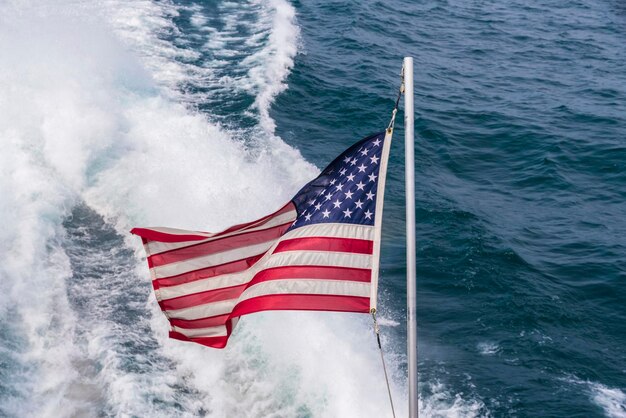 Primer plano de la bandera contra el mar