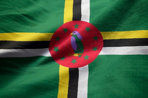 Primer plano de la bandera de Dominica con volantes, bandera de Dominica soplando en el viento