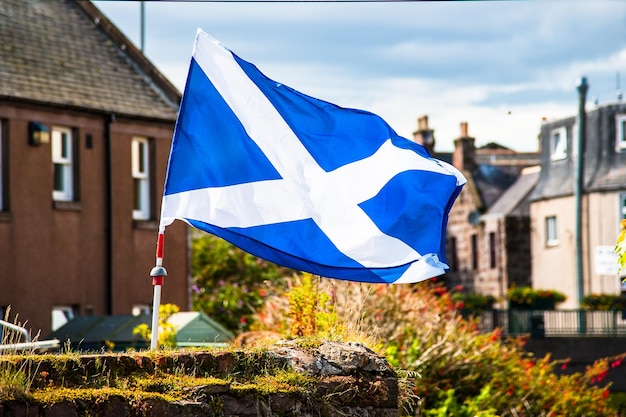 Foto primer plano de la bandera escocesa contra el cielo azul