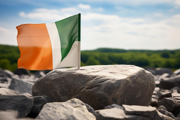 Foto primer plano de la bandera irlandesa con un perro lobo irlandés tradicional sentado a su lado