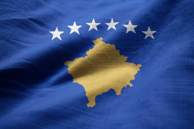 Foto primer plano de la bandera de kosovo con volantes, bandera de kosovo soplando en el viento