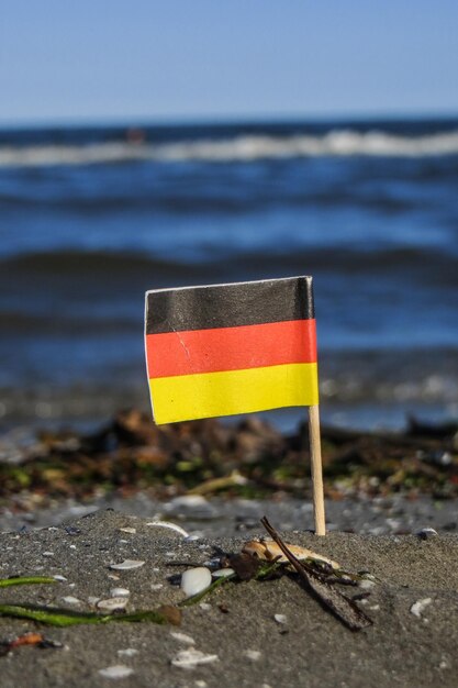 Foto primer plano de la bandera desde el mar contra el cielo