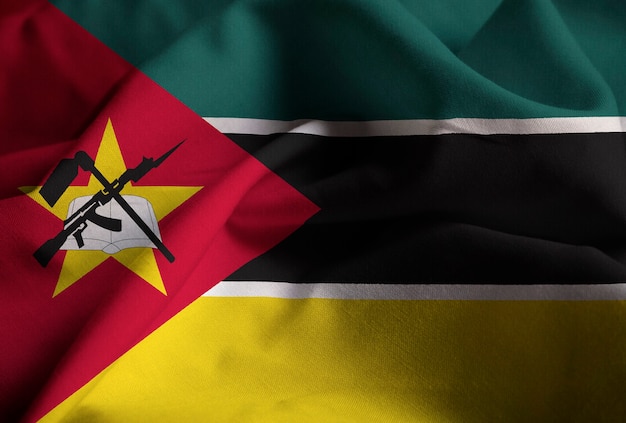 Primer plano de la bandera de Mozambique con volantes, bandera de Mozambique soplando en el viento