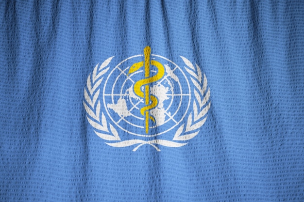 Primer plano de la bandera de la Organización Mundial de la Salud con volantes