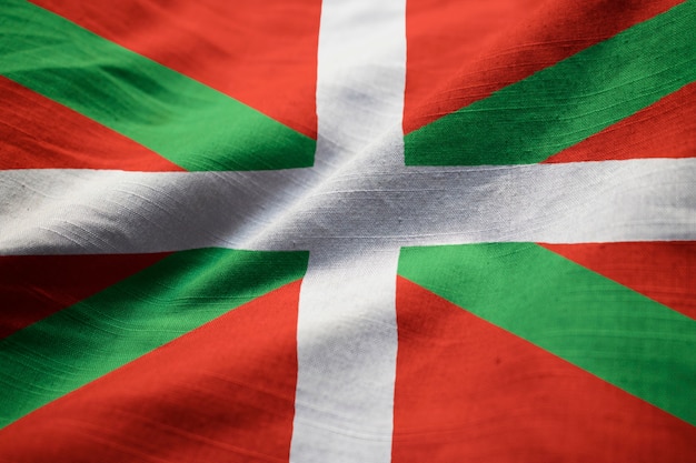 Primer plano de la bandera de país vasco con volantes, bandera de país vasco que sopla en el viento