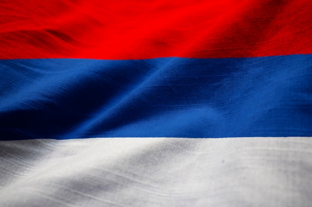 Foto primer plano de la bandera de republika srpska con volantes, bandera de republika srpska soplando en el viento