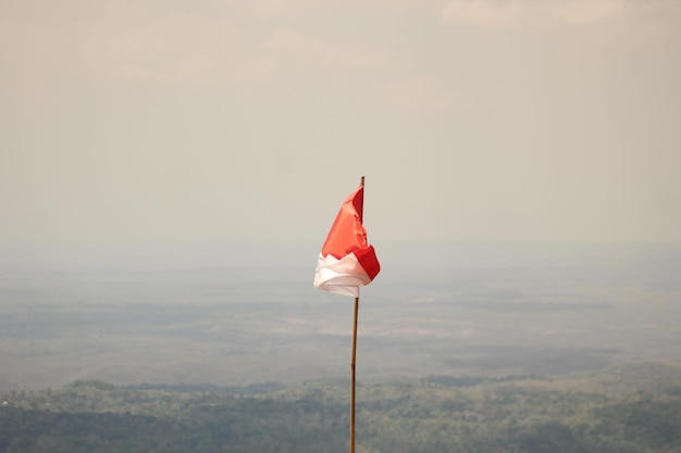 Primer plano de la bandera roja contra el cielo al atardecer