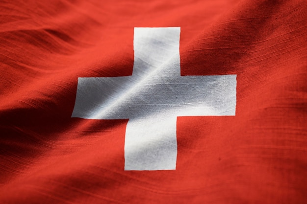 Primer plano de la bandera de Suiza con volantes