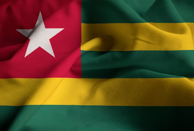Primer plano de la bandera de Togo con volantes, bandera de Togo soplando en el viento