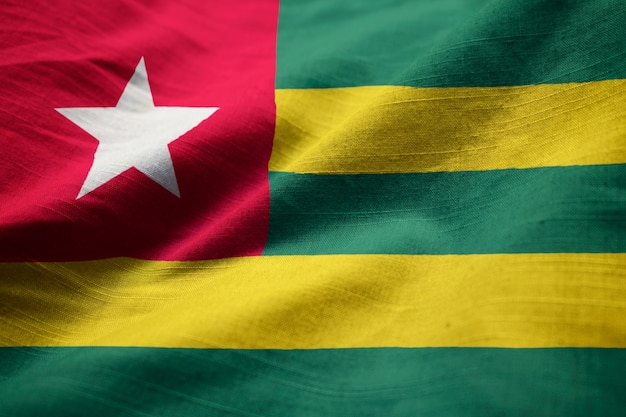 Primer plano de la bandera de Togo con volantes, bandera de Togo soplando en el viento