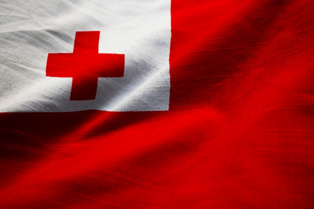 Primer plano de la bandera de Tonga con volantes, bandera de Tonga soplando en el viento