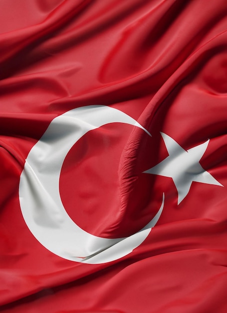 En primer plano, la bandera de Turquía se agita con belleza.