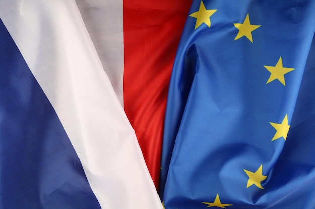 Primer plano de la bandera de la UE y Francia