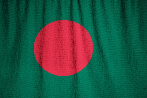 Primer plano de la bandera con volantes de Bangladesh, bandera de Bangladesh soplando en el viento