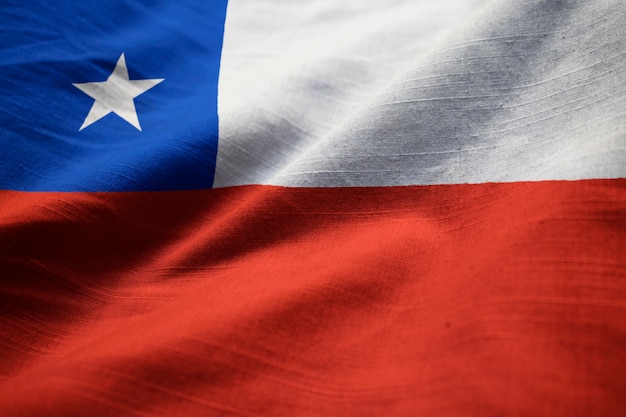 Primer plano de la bandera con volantes de Chile, bandera de Chile soplando en el viento