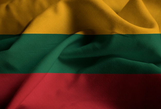Primer plano de la bandera con volantes de Lituania, bandera de Lituania soplando en el viento