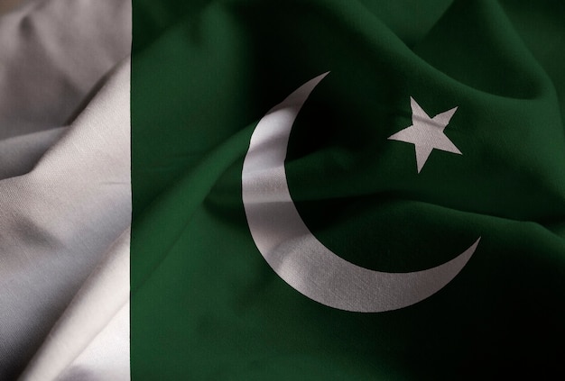 Primer plano de la bandera con volantes de Pakistán, bandera de Pakistán soplando en el viento