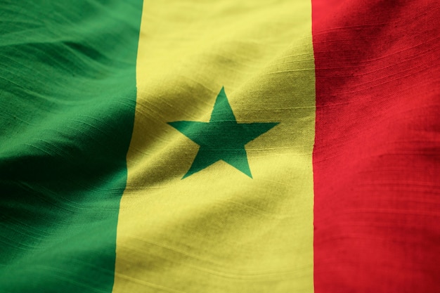 Primer plano de la bandera con volantes de Senegal, bandera de Senegal soplando en el viento