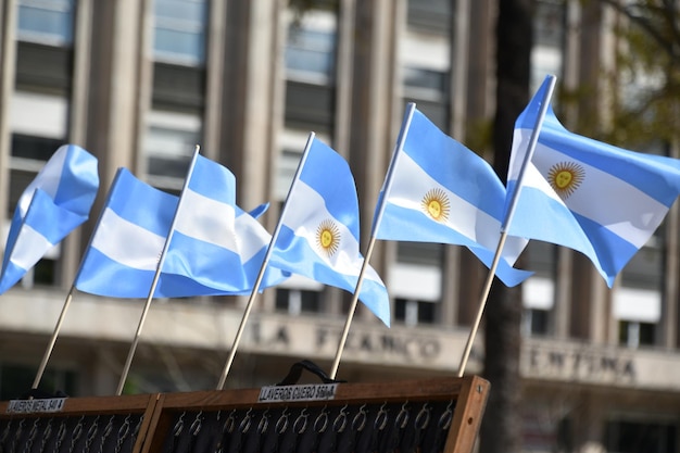 Primer plano de las banderas contra la pared azul