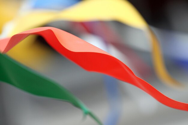 Foto primer plano de las banderas durante el festival tradicional