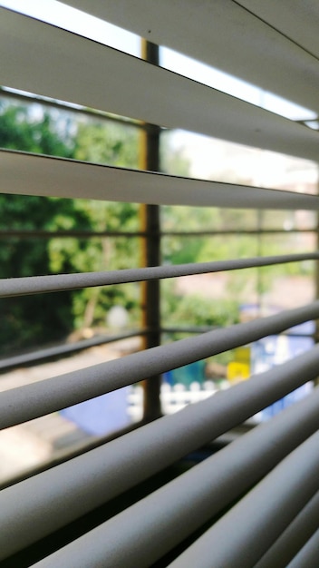 Primer plano de la barandilla contra la ventana