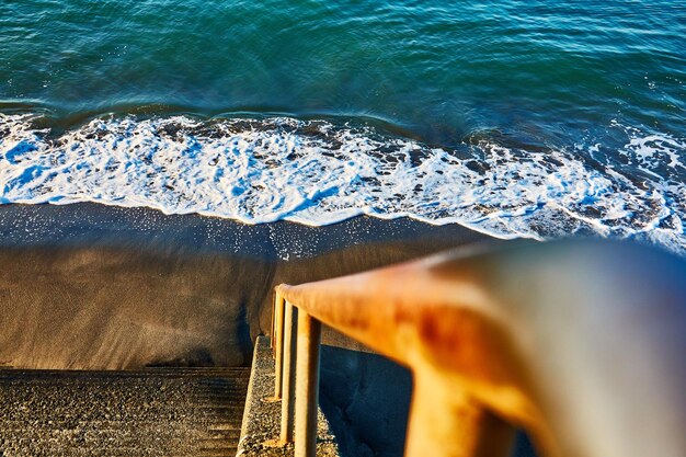 Foto un primer plano de una barandilla metálica por mar