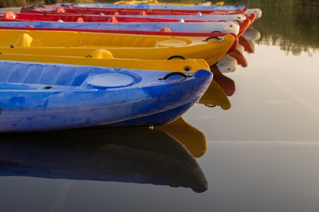 Foto primer plano de un barco amarillo amarrado en el lago