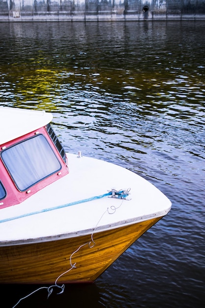 Foto primer plano de un barco amarrado en un lago