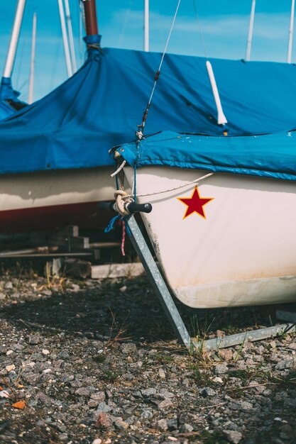 Foto primer plano de un barco amarrado en la orilla