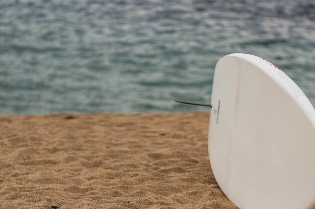 Foto primer plano de un barco blanco en la playa