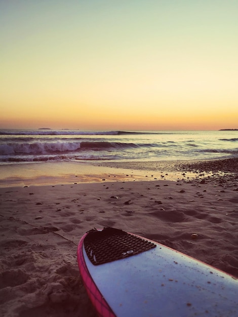 Foto primer plano de un barco recortado en la playa