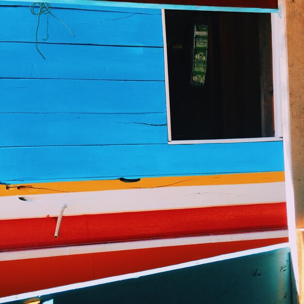 Foto primer plano de un barco rojo contra el cielo azul